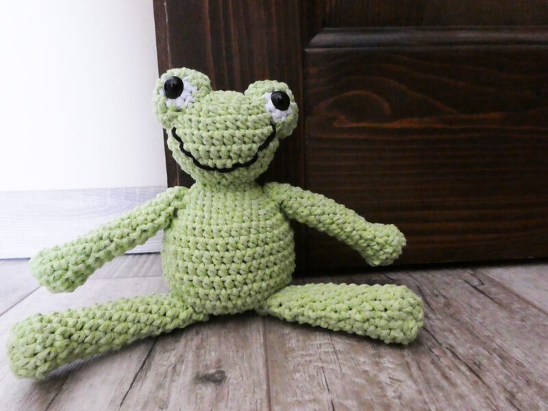 horgolt béka ajtótámasz dekoráció 2